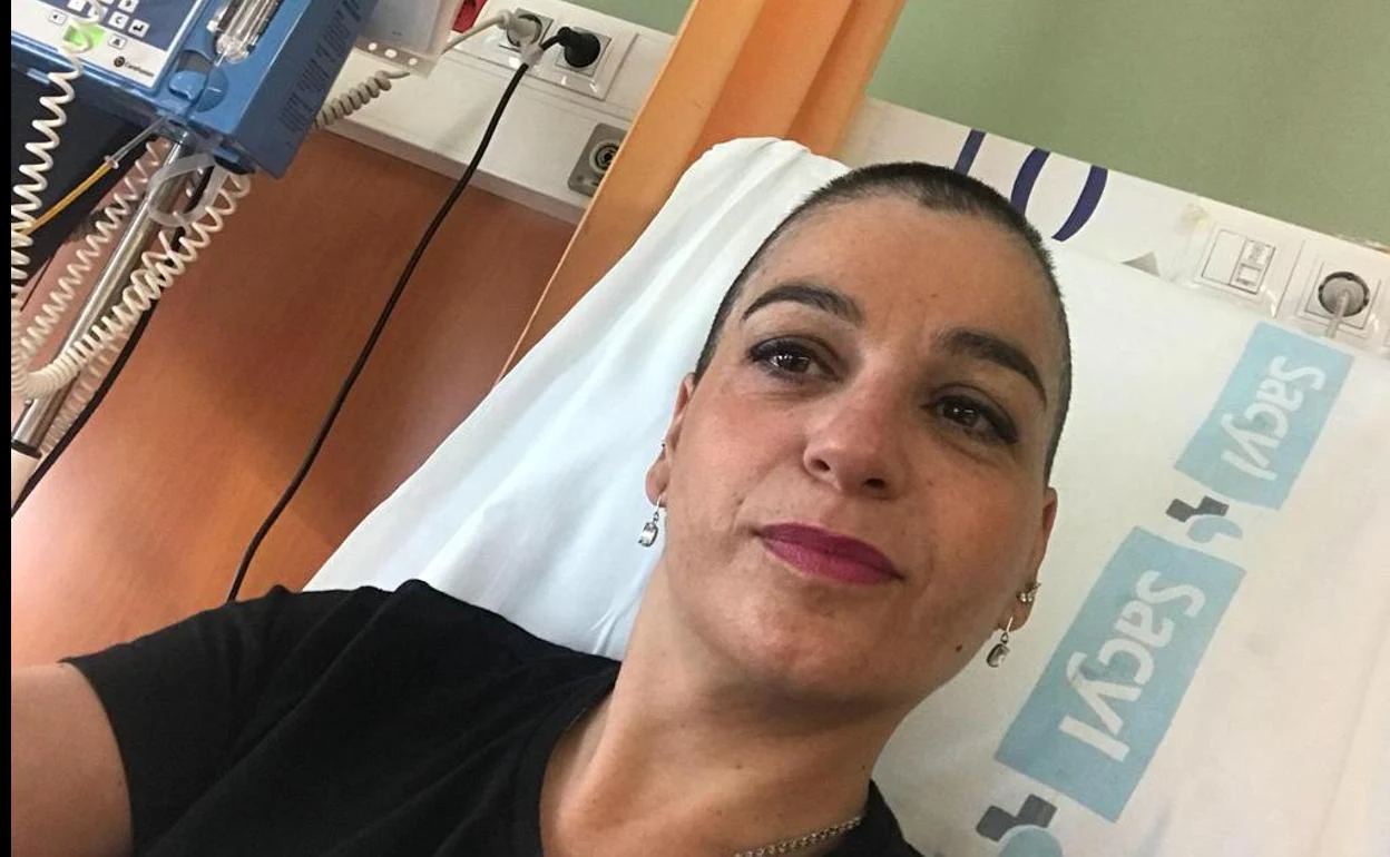 Eva María Arias en una sesión del tratamiento de quimioterapia en el Hospital del Bierzo.