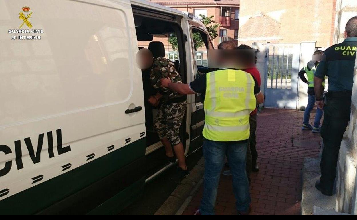 Imagen de la detención de los autores del robo.