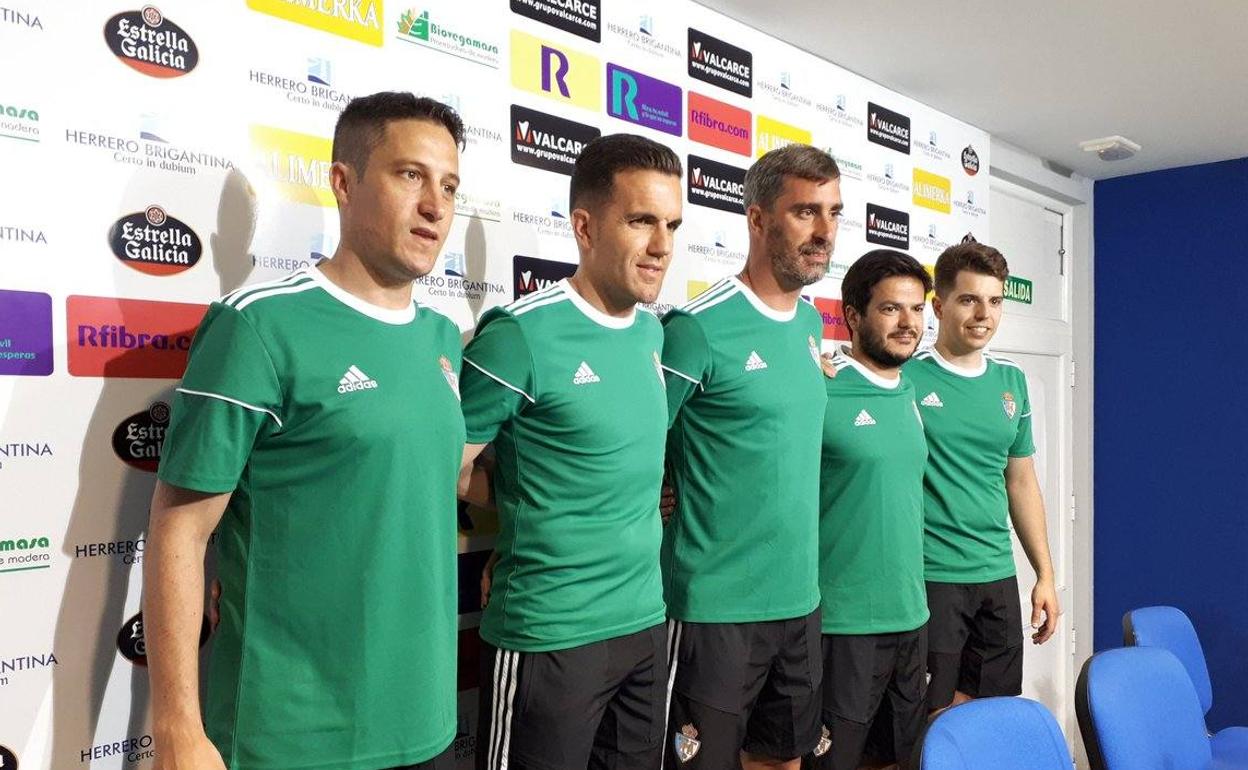 Foto familia del nuevo cuerpo técnico.