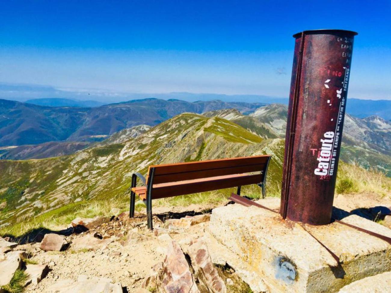 Banco instalado en la cima berciana, desde la que se observa todo el sistema montañoso. 