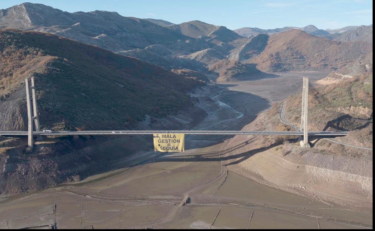 Acción de Greenpeace en el pantano de Luna en el verano del 2017. 