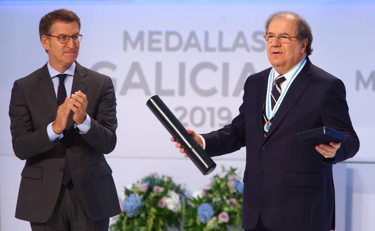 Herrera recibe la Medalla de Oro de Galicia a manos del presidente de la Xunta. 