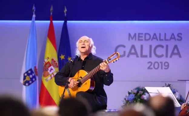 Actuación del cantautor berciano Amancio Prada, durante el acto de entrega de las Medallas de Oro de Galicia. 