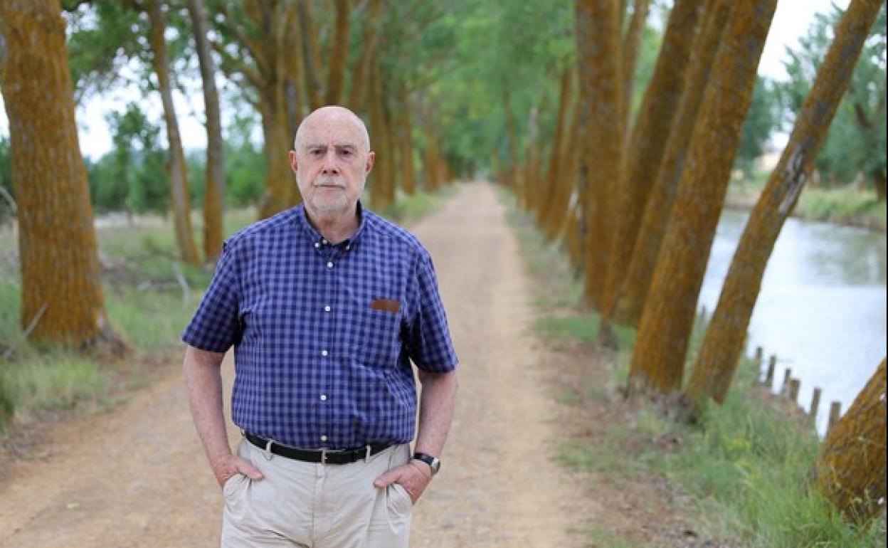 El escritor Raúl Guerra Garrido, en la sirga del Canal de Castilla en Medina de Rioseco