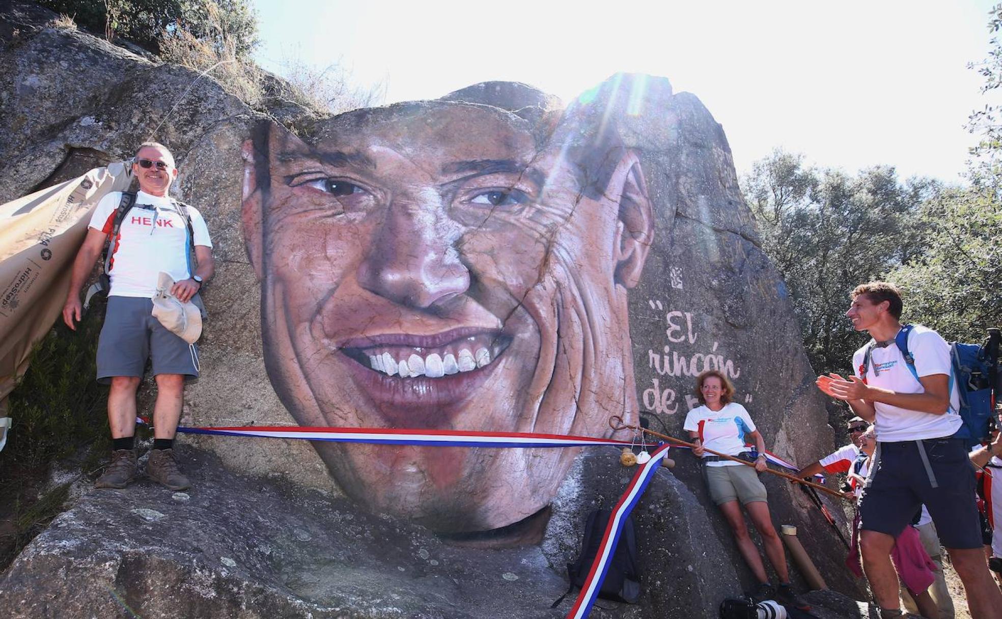 El exdeportista Bas Van de Goor (D), durante la inauguración de la senda que lleva su nombre en Ponferrada.