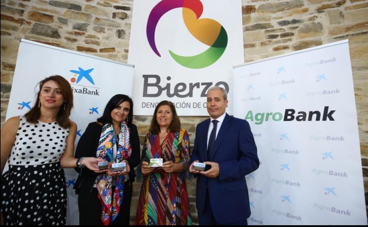 La presidenta del Consejo Regulador de la DO, Misericordia Bello (2I) junto a responsables de Caixabank en el Bierzo y León, en la presentación.