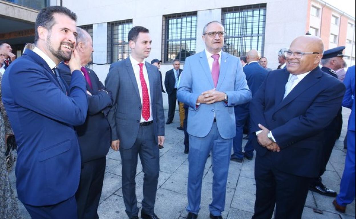 El secretario general del PSOE de León, Javier Alfonso Cendón (C), en los actos del Día del Bierzo.