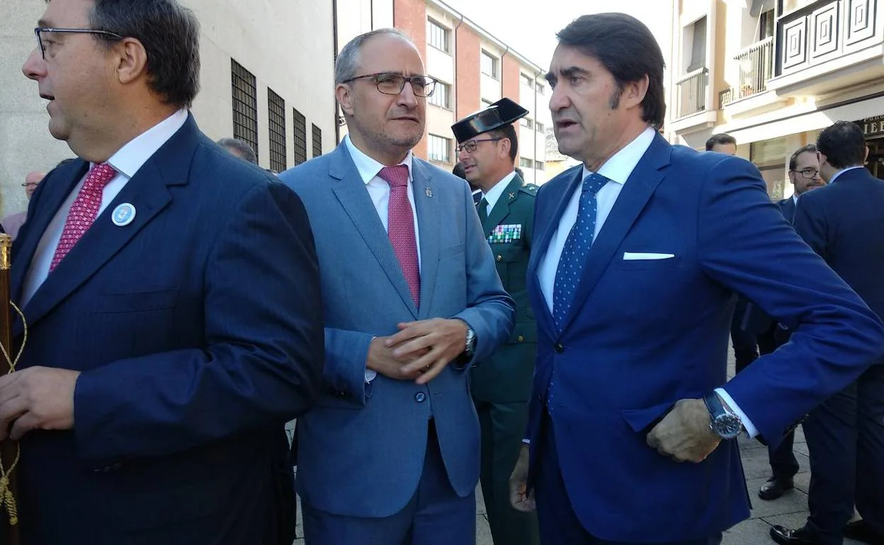 El consejero de Fomento, Juan Carlos Suárez-Quiñones, junto al alcalde de Ponferrada, Olegario Ramón, en los actos del Día del Bierzo.