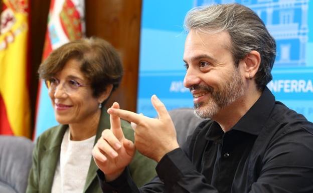 La concejala de Cultura de Ponferrada, Concepción de Vega, y el presidente de la asociación Caballeros de Ulver, Gonzalo González, durante la presentación de la recreación del asedio de los Irmandiños.