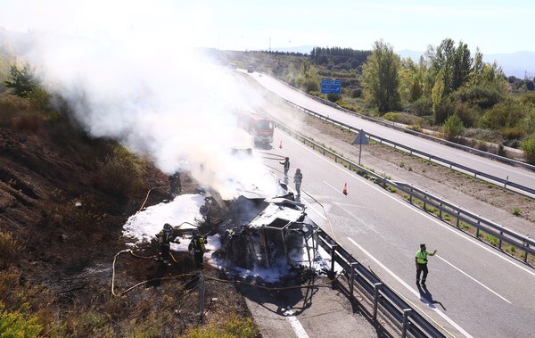 Fotos: Accidente entre un camión y un turismo en la autovía A6 en Ponferrada