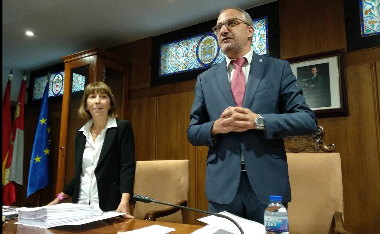 El alcalde de Ponferrada, Olegario Ramón, junto a la portavoz municipal del PP, Mabel Fernández, al inicio de la sesión.