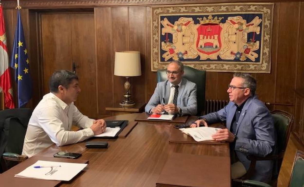 Imagen de la reunión entre el alcalde y el edil de Transporte y Upatrans.