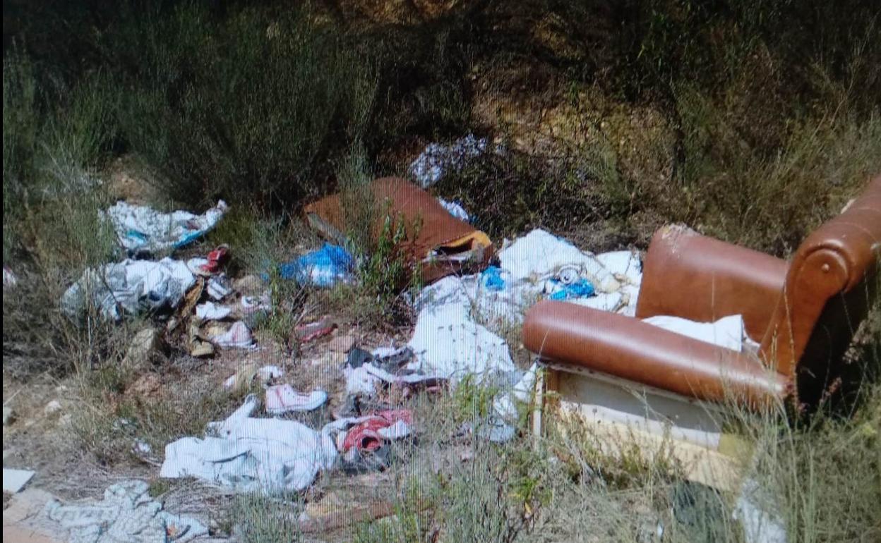 Imagen de uno de los vertederos ilegales en el polígono del Bayo en Cubillos del Sil.
