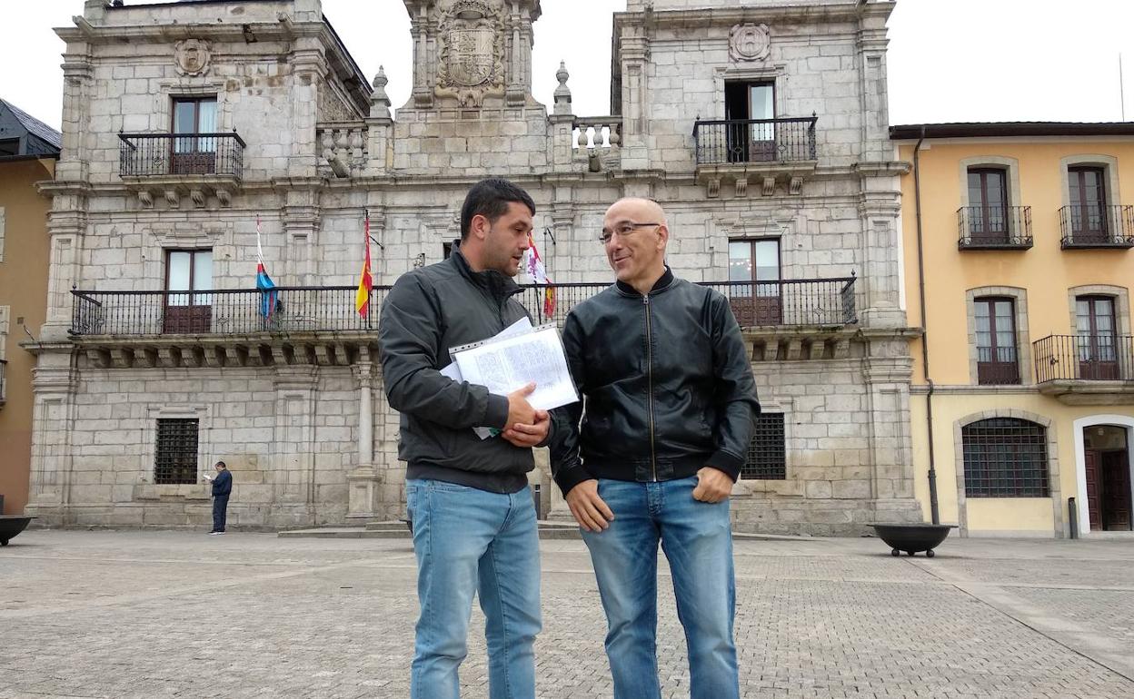 Representantes de la Asociación de Vecinos de la Rosaleda, ante el Ayuntamiento. 