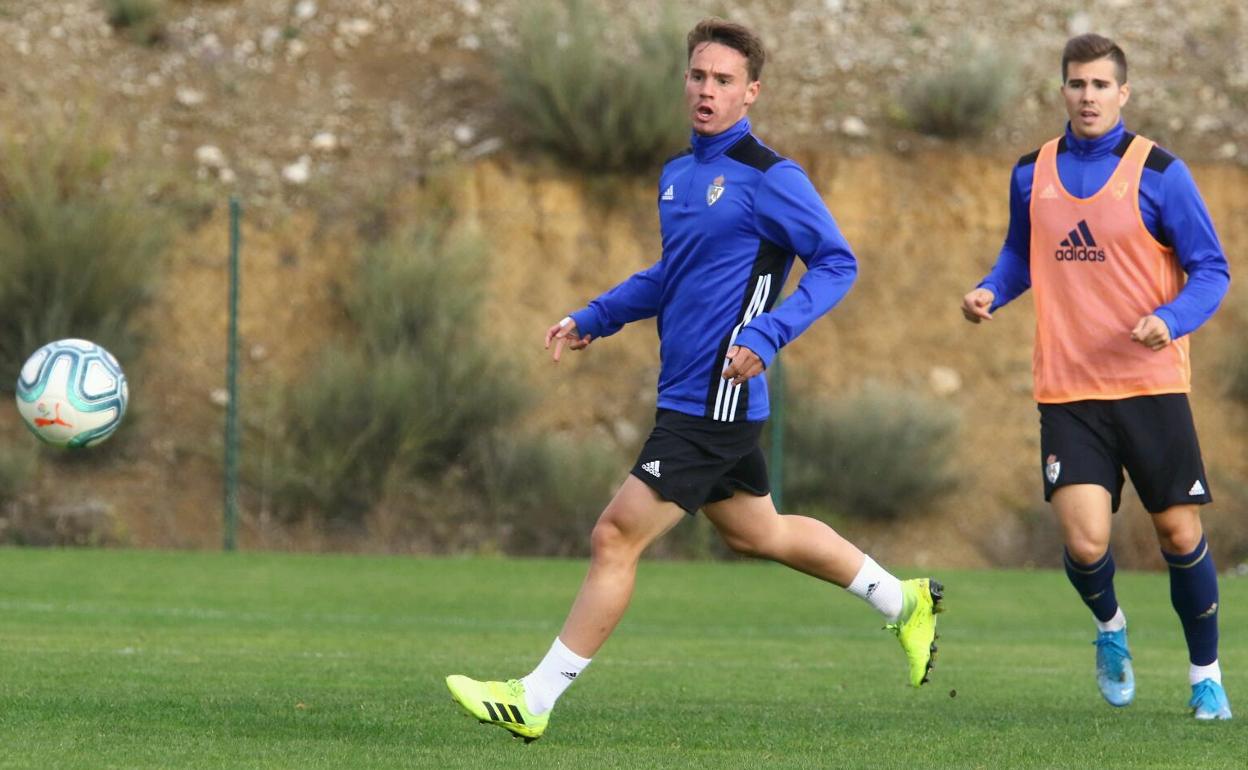 Larrea, en un entrenamiento de la Deportiva, vivirá un partido especial.