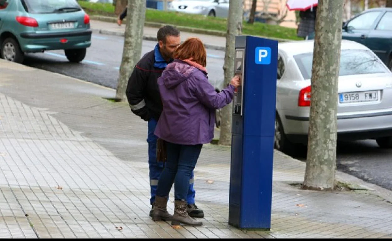 Usuarios pagando el servicio de aparcamiento de la ORA en Ponferrada.