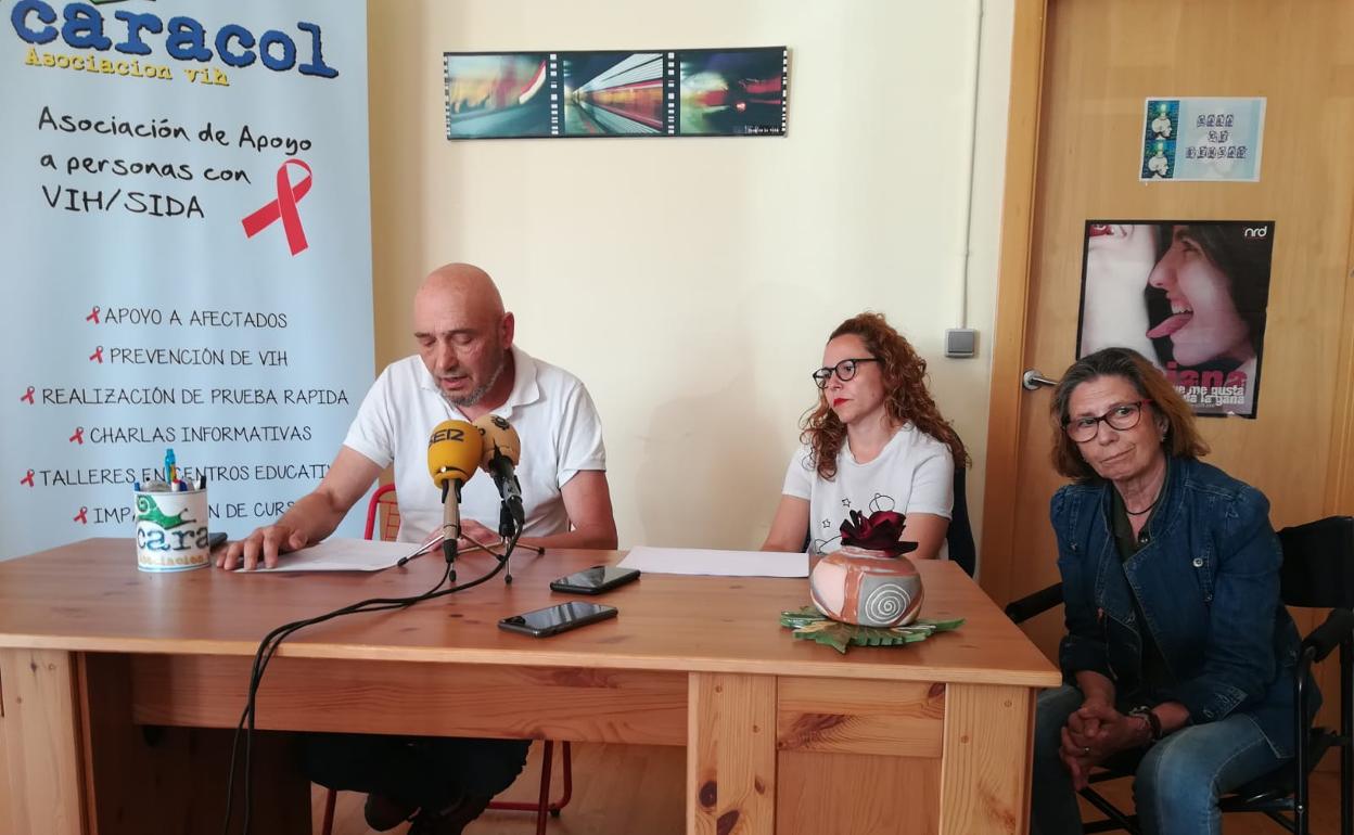 Imagen de archivo de los responsables de la Asociación Caracol.