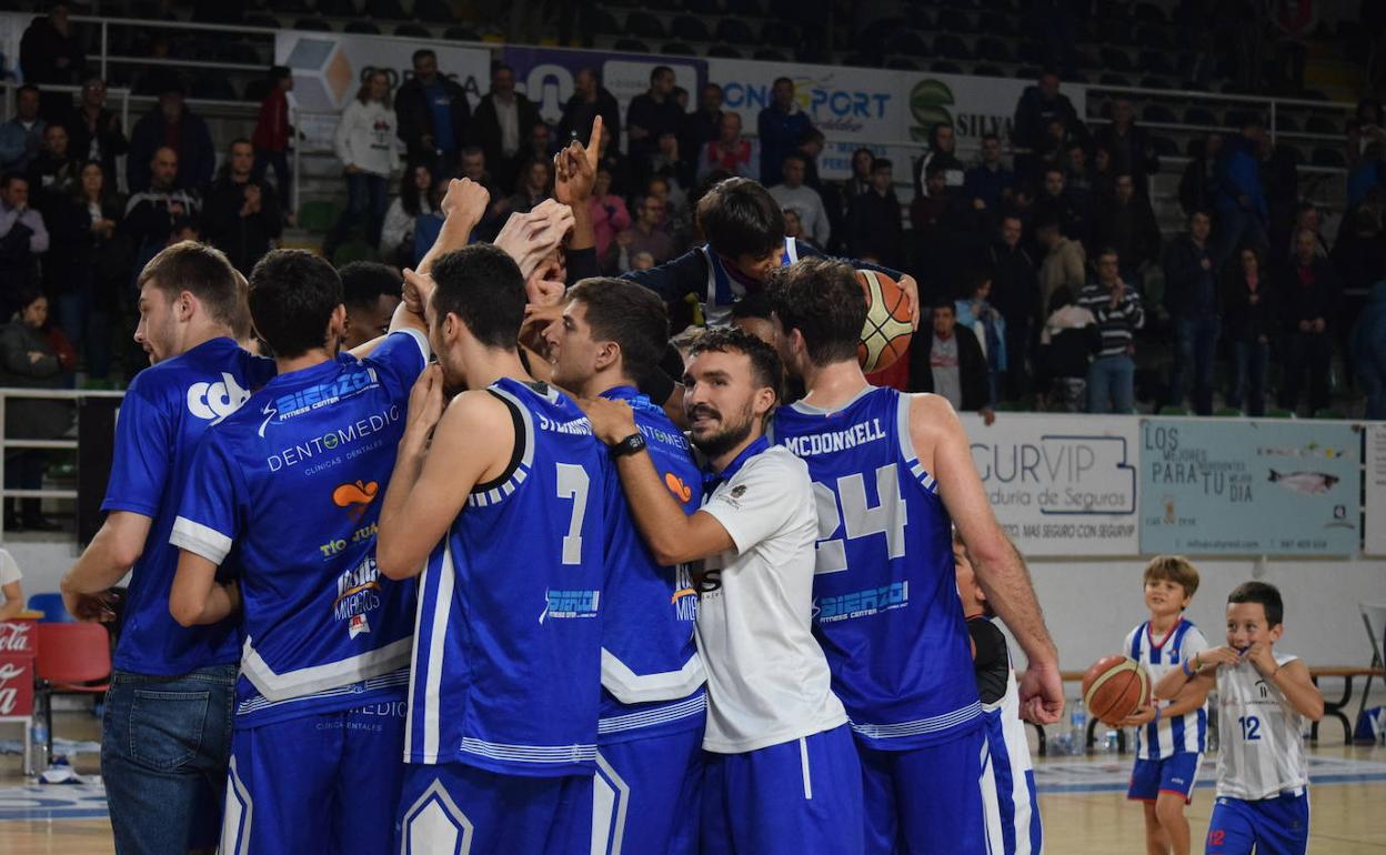 Los jugadores del CDP celebran la victoria,