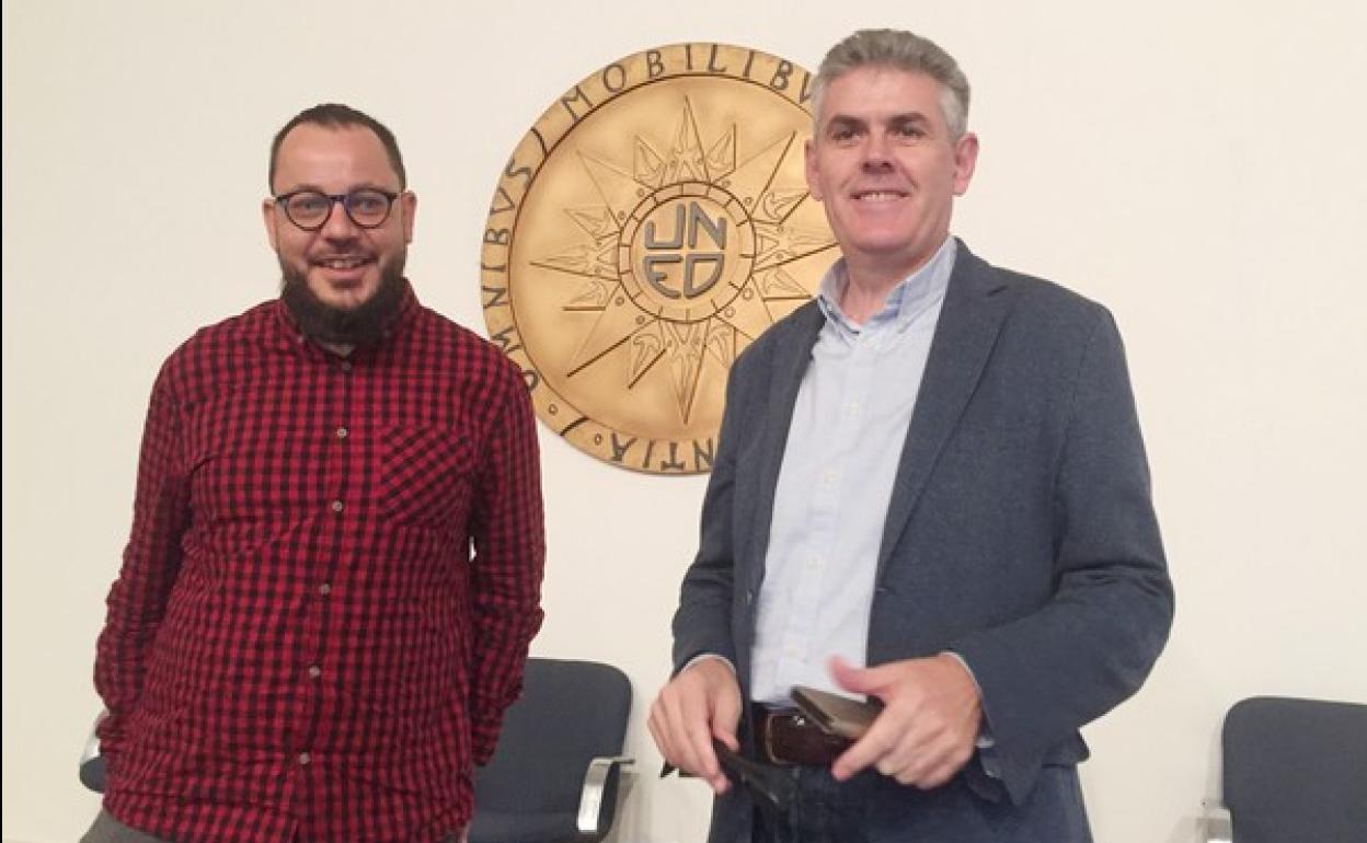 El director de la Uned de Ponferrada, Jorge Vega (D), junto a Alejandro Rodríguez (I), historiador y coordinador del curso, en la presentación..