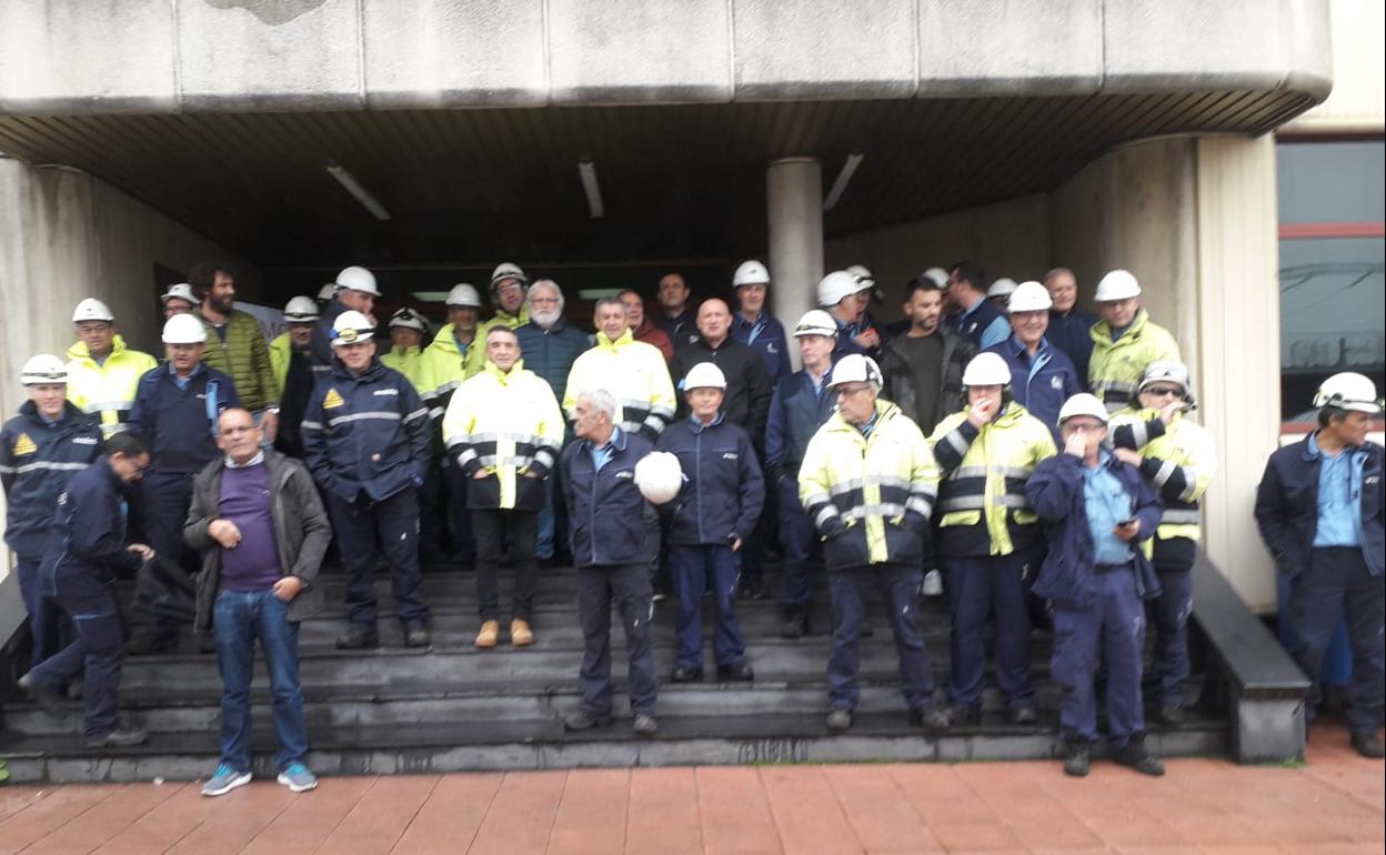 Los trabajadores de Endesa en El Bierzo que participan en el encierro, a las puertas de las oficinas de la central de Compostilla.