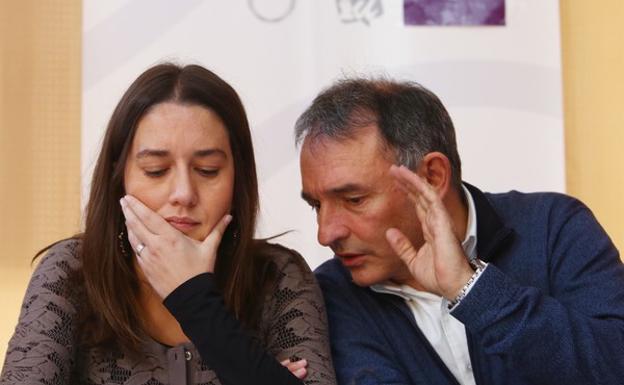 La candidata número uno de Unidas Podemos al Congreso por León, Ana Marcello, junto al número uno al Congreso por Madrid, Enrique Santiago, en la presentación de las candidaturas a las próximas elecciones.