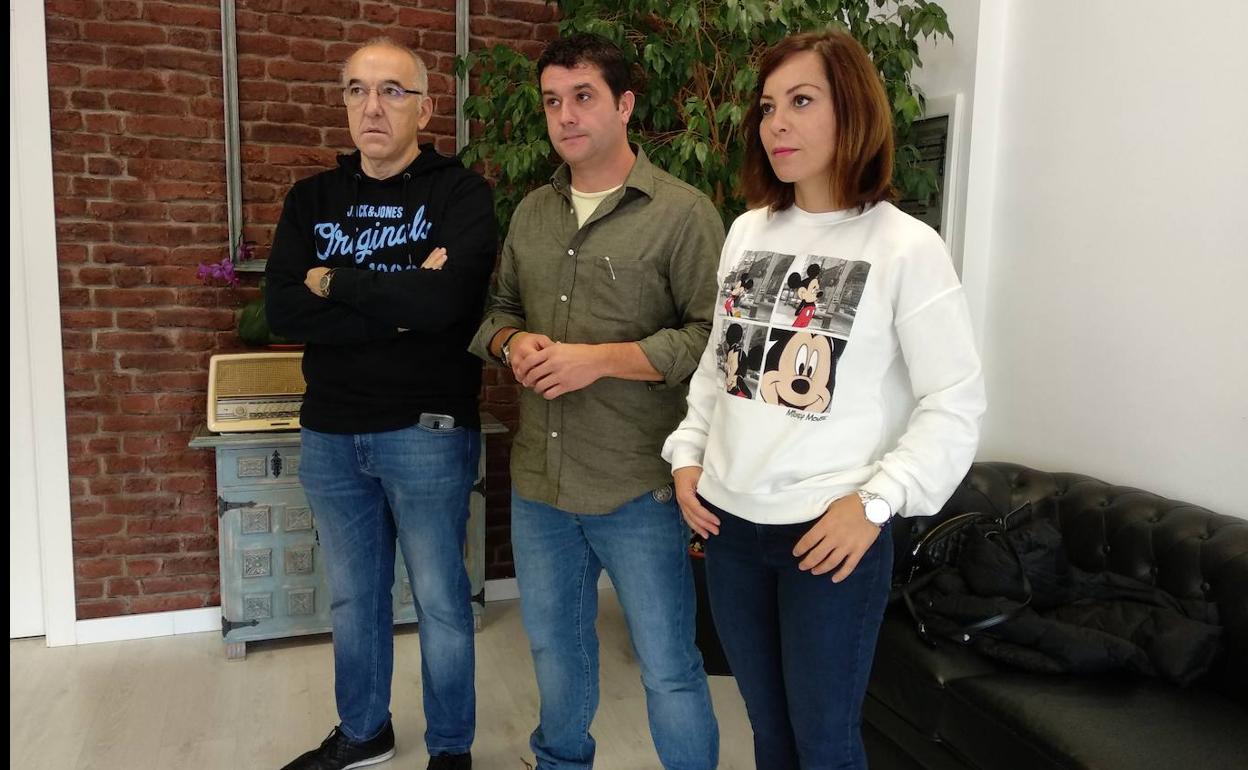 Los representantes de la Asociación de Vecinos de la Rosaleda, en su comparecencia.