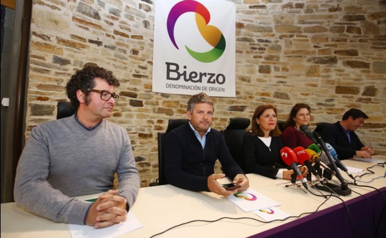 La presidenta del Consejo Regulador de la DO Bierzo, Misericordia Bello (C), durante la rueda de prensa para informar de los cambios aprobados en el nuevo pliego de condiciones.