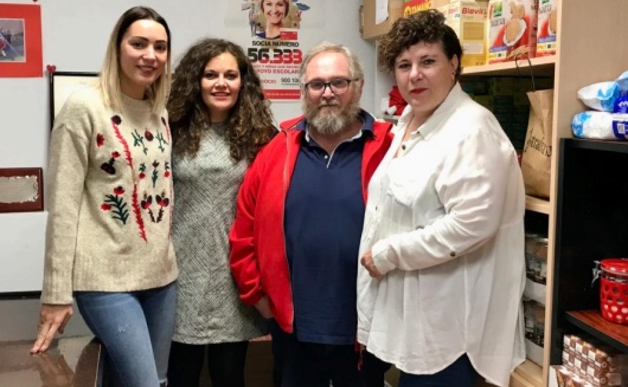La alcaldesa de Bembibre (2I) junto a responsables de Cruz Roja.