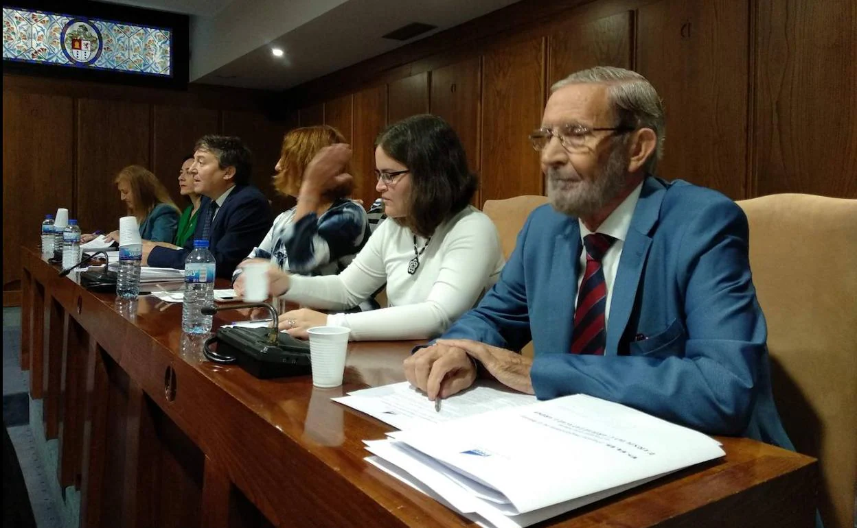 El portavoz del PRB, Tarsicio Carballo, (I) junto a la edil María Arias, en un pleno. 