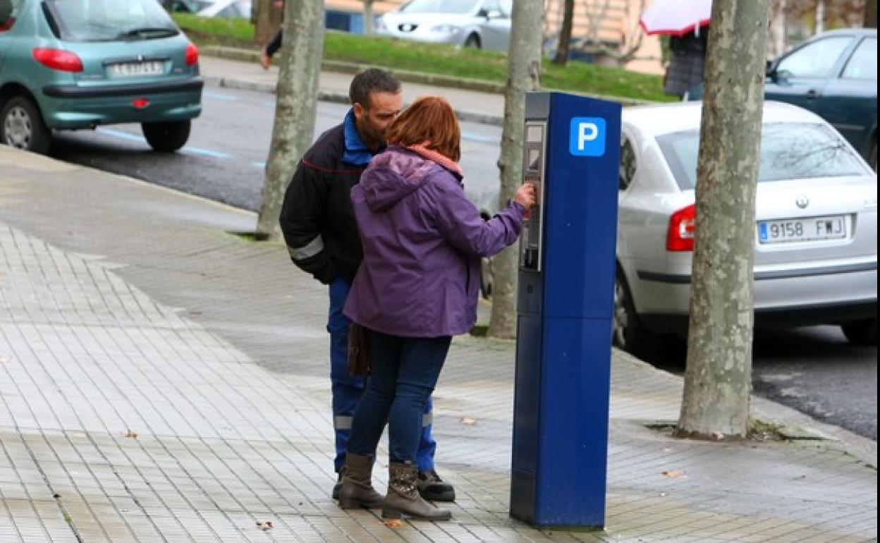Usuarios pagando el servicio de aparcamiento de la ORA en Ponferrada. 