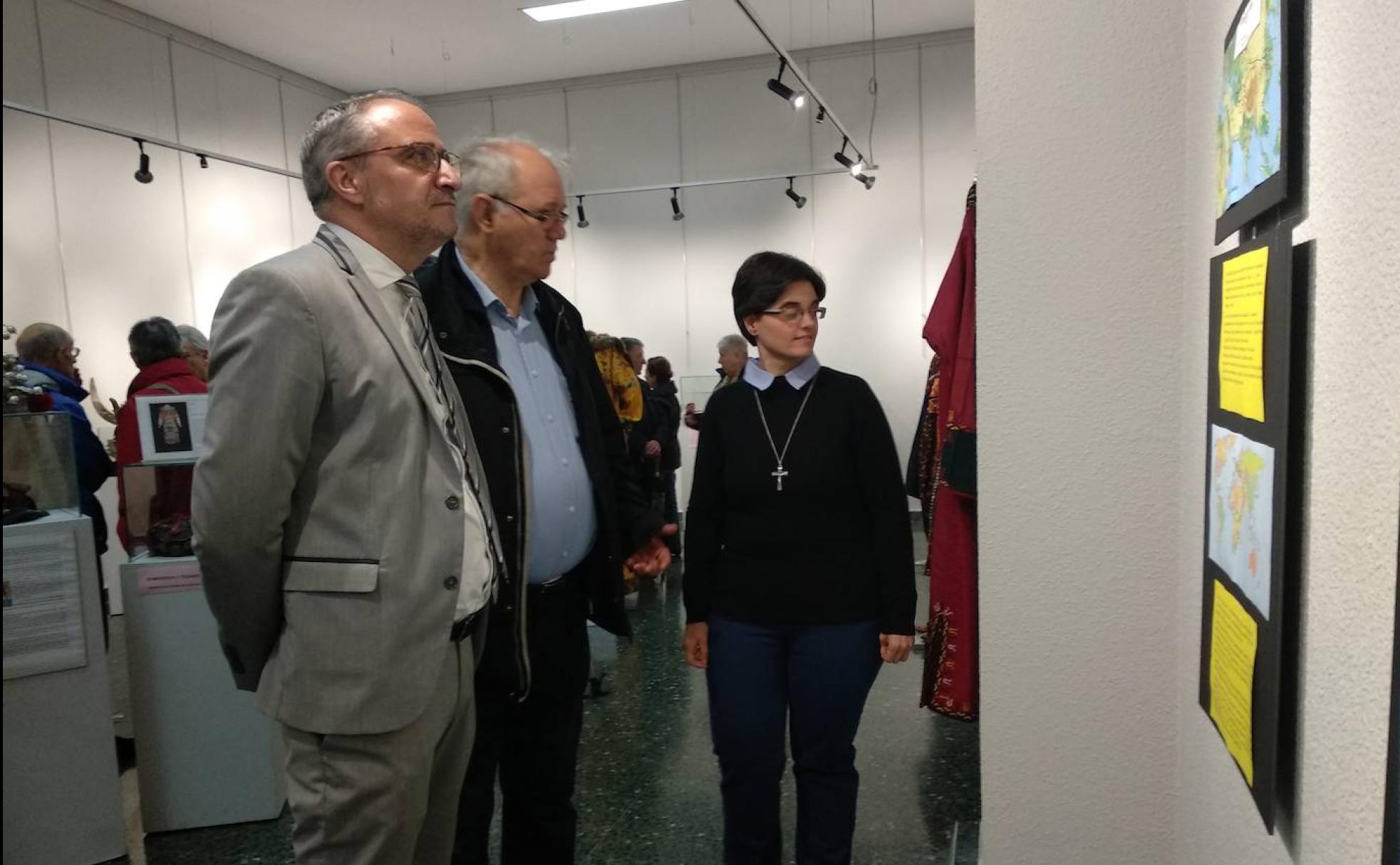 El alcalde de Ponferrada, Olegario Ramón (I), en la inauguración de la muestra.
