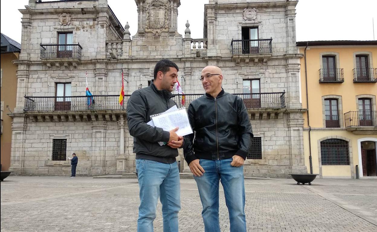 Representantes de la Asociación de Vecinos de la Rosaleda, ante el Ayuntamiento. 