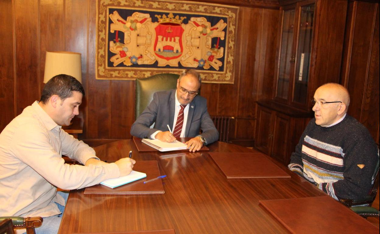 Reunión del alcalde con la Asociación de Vecinos de la Rosaleda.