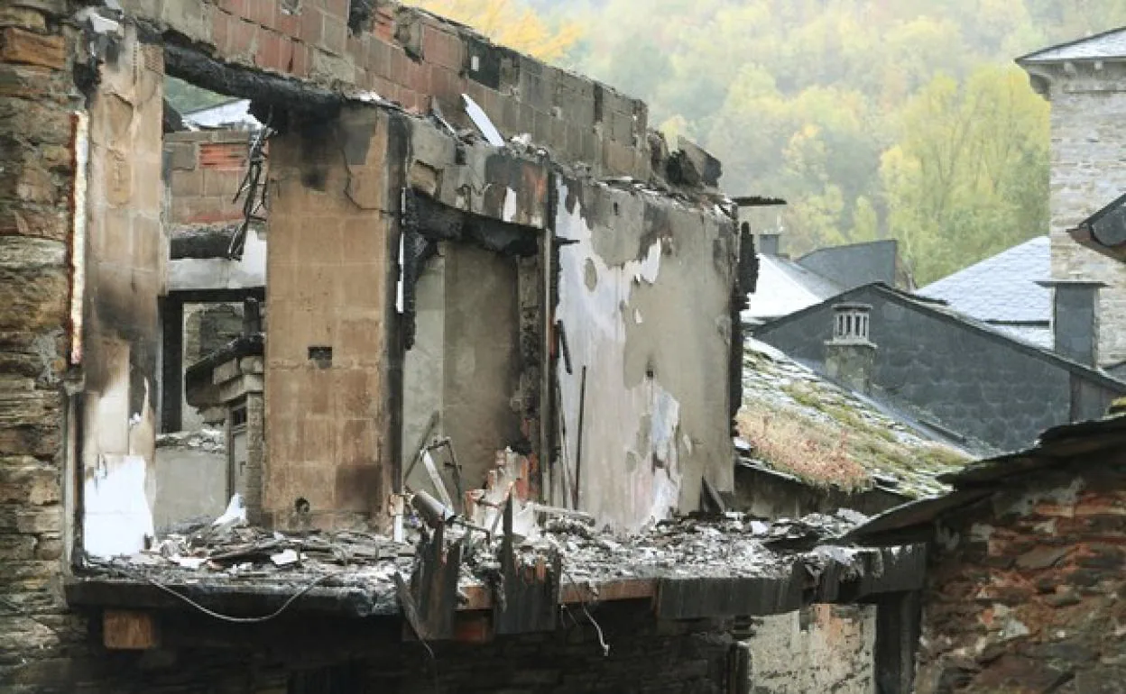 Estado en el que quedó una de las viviendas afectadas por el fuego en Peñalba de Santiago.