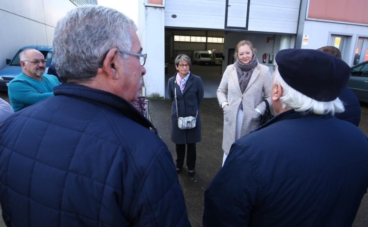 La directora de la Agencia de Protección Civil, Irene Cortés (D), durante reunión con la Agrupación Comarcal de Protección Civil del Consejo Comarcal del Bierzo.