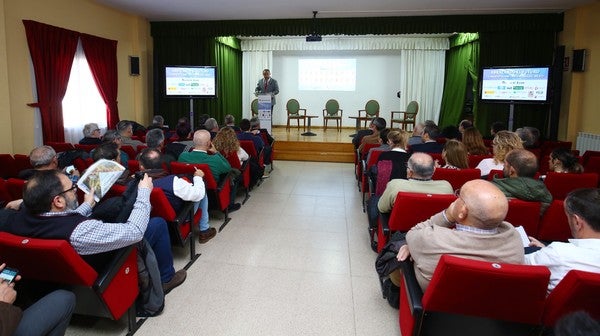Fotos: Primera jornada del Congreso sobre la Economía del Bierzo en Camponaraya