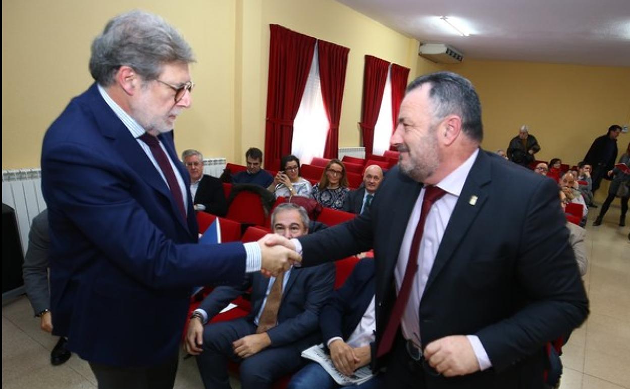El presidente de la Diputación de León, Eduardo Morán (D), junto al presidente de CECALE, Santiago Aparicio (I), en la segunda jornada del Congreso sobre la economía del Bierzo.