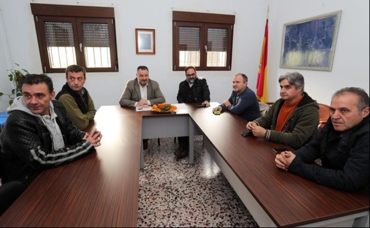 El presidente de la Diputación, Eduardo Morán, en la reunión mantenida con el alcalde de Carucedo, Alfonso Fernández.