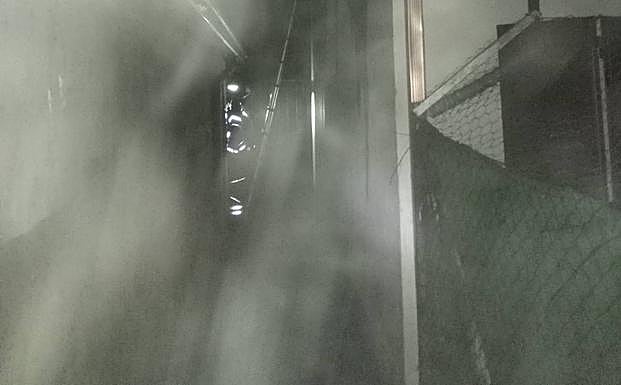 El incendio provocó un intenso humo en la vivienda.