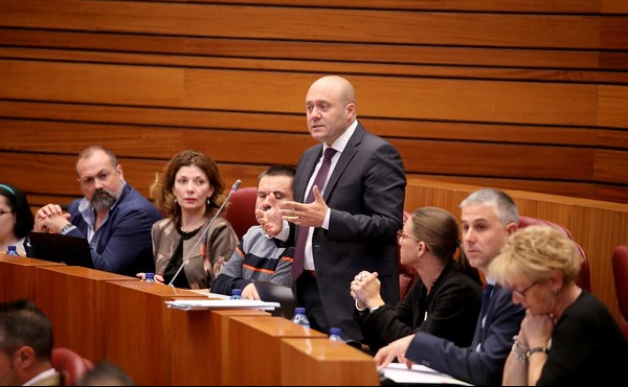 El procurador del PSOE por León, Javier Campos, en una intervención en las Cortes.