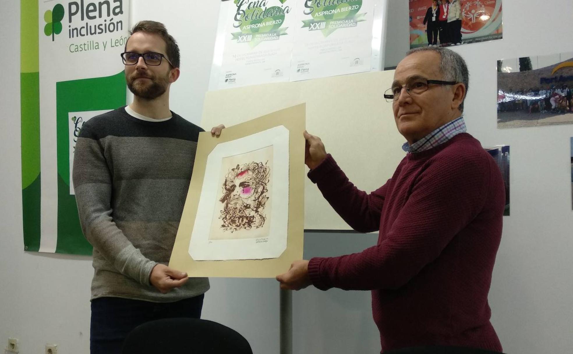 El director de Decathlon-Ponferrada, Raúl Tronco, junto al representante de Asprona Bierzo, en la presentación del XXIII Premio Solidaridad.