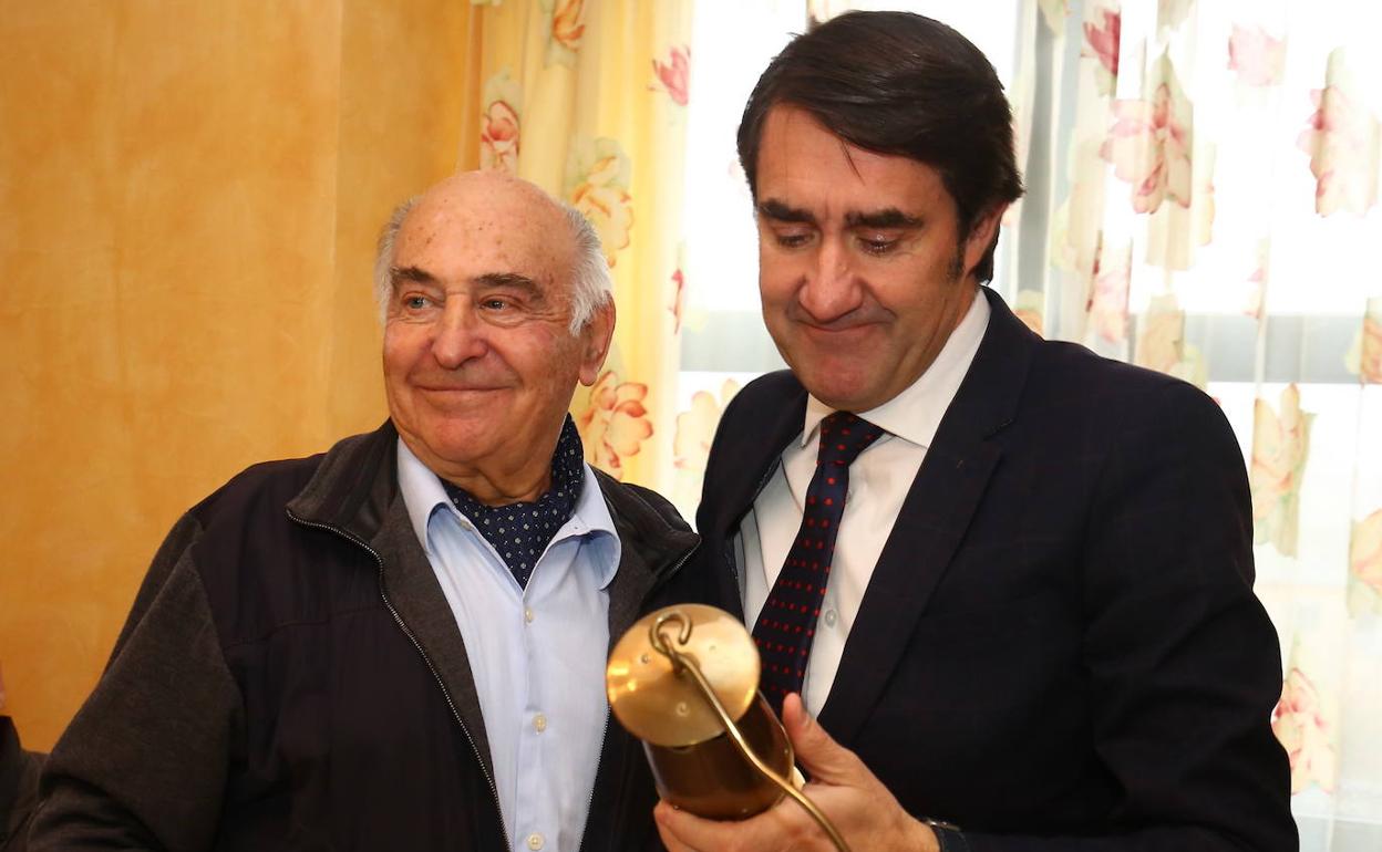 El consejero de Fomento y Medio Ambiente, Juan Carlos Suárez-Quiñones, junto a Manuel Lamelas. 
