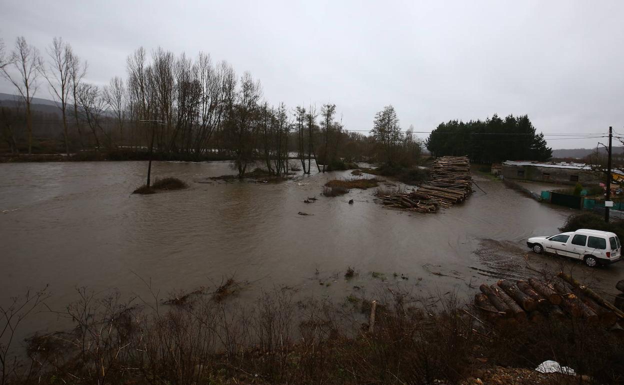 El río Sil a su paso por Castropodame, desbordado por el temporal de lluvia.