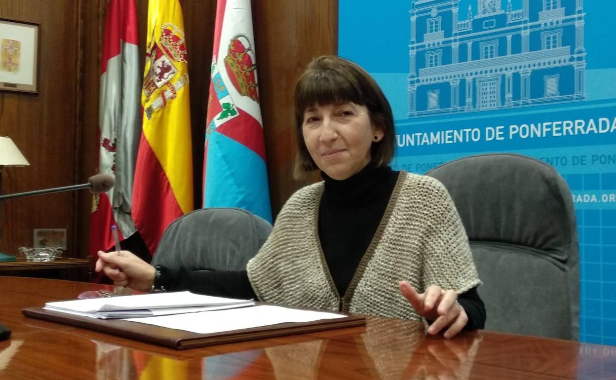 La concejala de Hacienda, Mabel Fernández, durante su comparecencia.