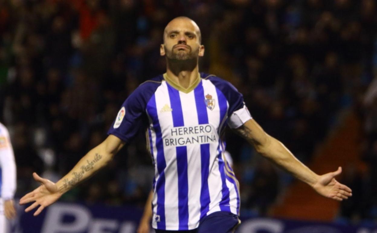 Yuri celebra un gol con la Ponferradina.