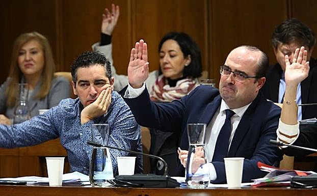El portavoz del grupo Popular en el Ayuntamiento de Ponferrada, Marco Morala (D), junto al concejal de su grupo, Roberto Mendo (I), durante el pleno ordinario.