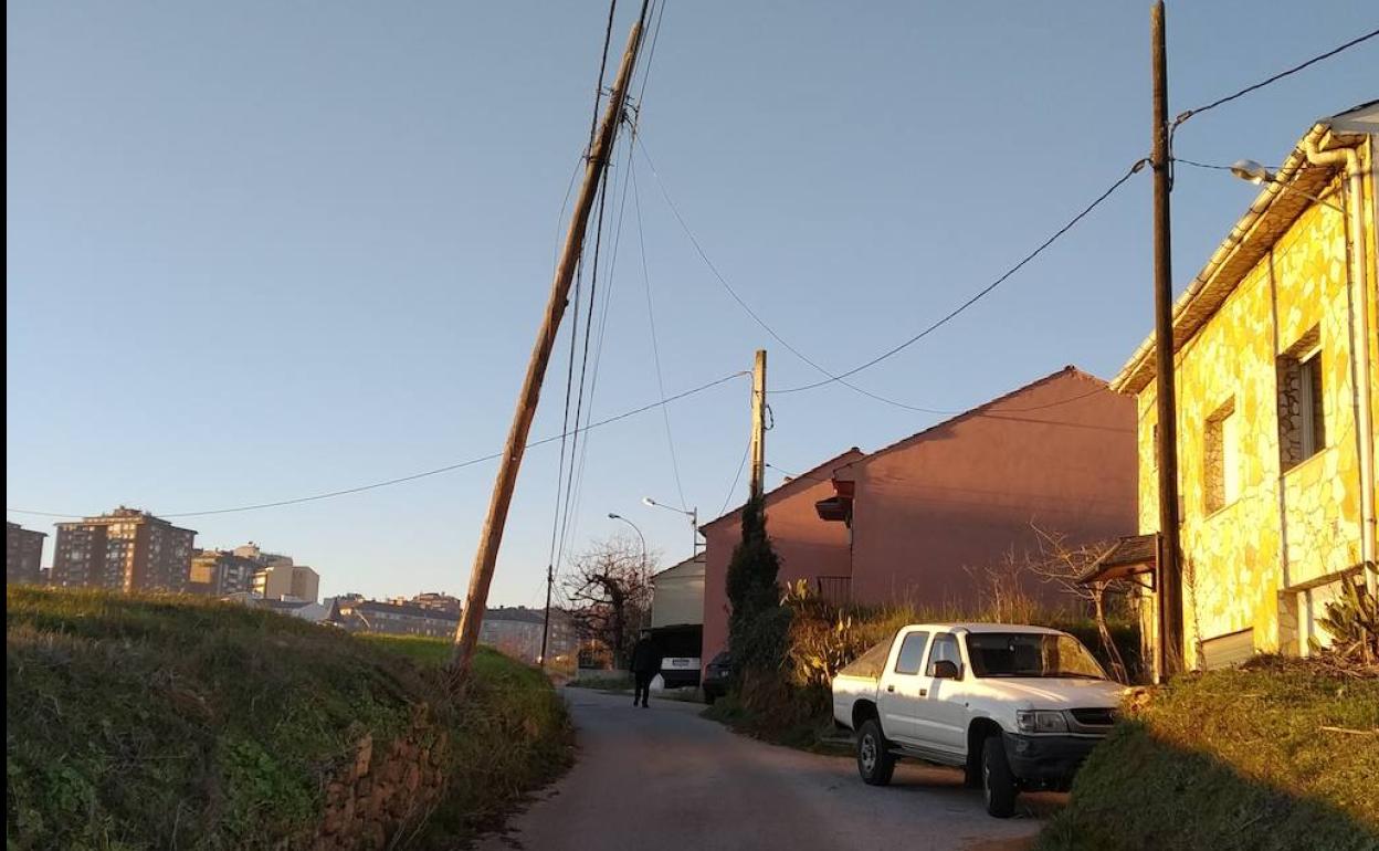 Los vecinos de la zona alta de Ponferrada denuncian el deficiente estado del poste de telefonía (I) situado en el Camino del Gato.