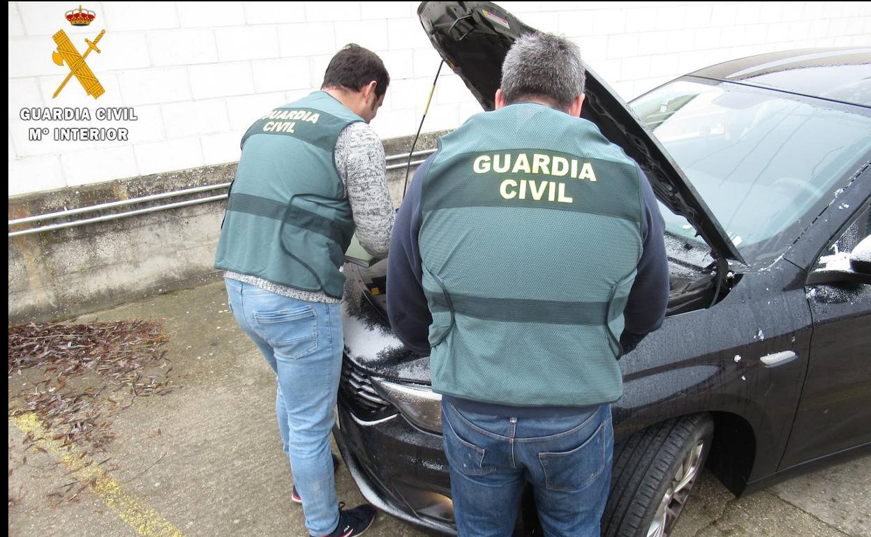 La Guardia Civil localizó el turismo en un concesionario de vehículos de segunda mano en Galdalkao,