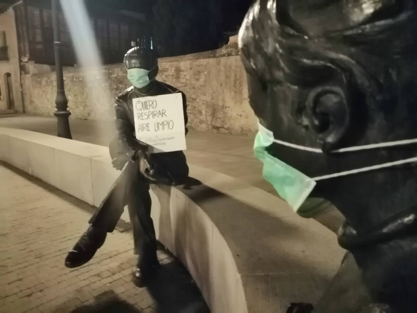 Fotos: Rebelión por el Clima Bierzo reclama «aire limpio» colocando mascarillas en estatuas de Ponferrada