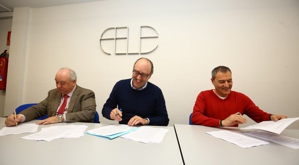 Fotos: Firma del convenio autonómico del sector de la pizarra en Ponferrada